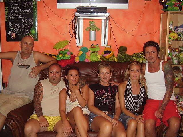 Sörözőnk vendége volt Endi (jobbról), a Hooligans együttes dobosa, Gregus Miklós (Béka), (balról a második) a Wall Street együttes énekese és barátaik